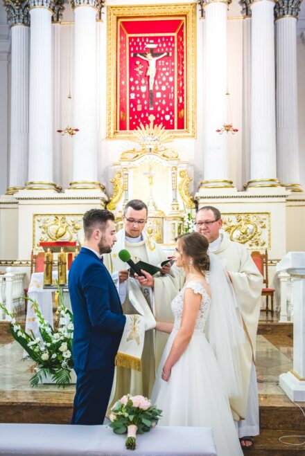 Zbliżenie na wymianę obrączek, ślub kościelny Siedlce, detale i emocje
