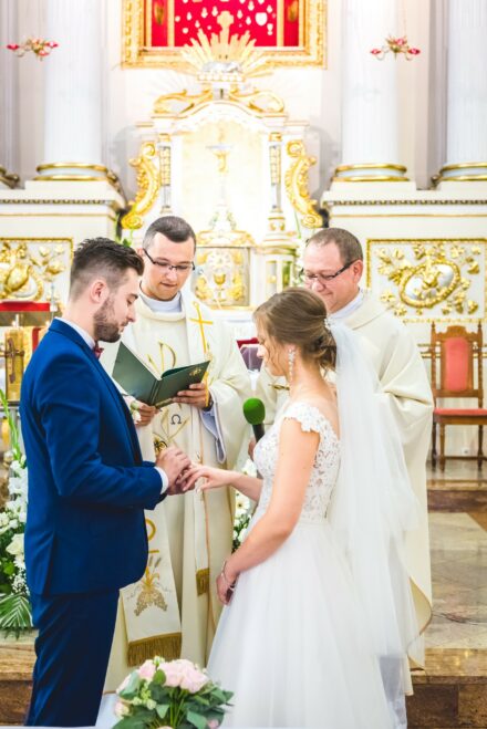 Zbliżenie na wymianę obrączek, ślub kościelny Siedlce, detale i emocje