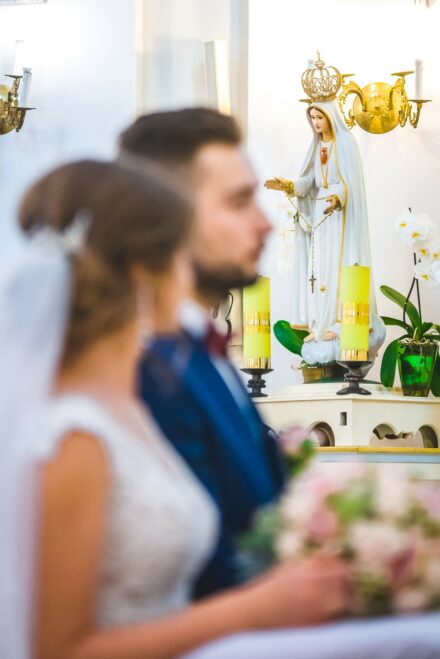 Zbliżenie na wymianę obrączek, ślub kościelny Siedlce, detale i emocje