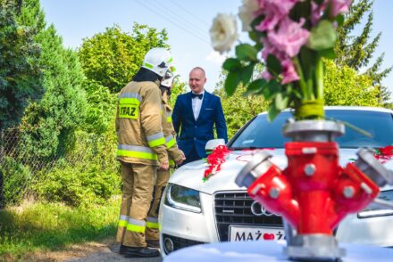 Brama weselna w Siedlcach – tradycyjne powitanie pary młodej przez sąsiadów