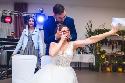 Zbliżenie na wymianę obrączek, ślub kościelny Siedlce, detale i emocje