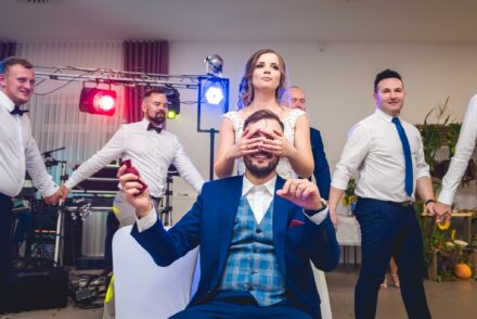 Zbliżenie na wymianę obrączek, ślub kościelny Siedlce, detale i emocje