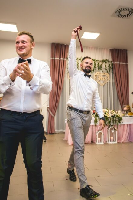 Zbliżenie na wymianę obrączek, ślub kościelny Siedlce, detale i emocje
