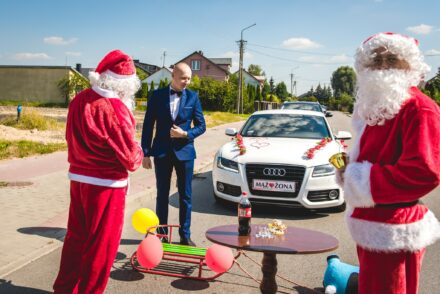 Brama weselna w Siedlcach – tradycyjne powitanie pary młodej przez sąsiadów