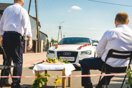 Brama weselna w Siedlcach – tradycyjne powitanie pary młodej przez sąsiadów