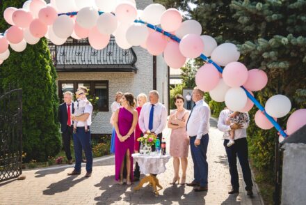 Pan młody negocjuje przejazd przez bramę weselną, tradycyjne wykupiny, fotograf ślubny