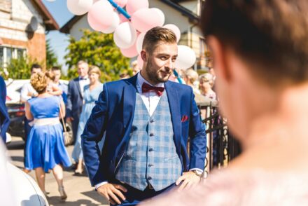 Pan młody negocjuje przejazd przez bramę weselną, tradycyjne wykupiny, fotograf ślubny