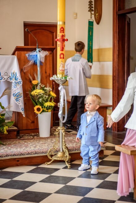 Pamiątkowe zdjęcie rodzinne po chrzcie świętym – fotograf Warszawa.