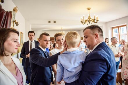 Pamiątkowe zdjęcie rodzinne po chrzcie świętym – fotograf Warszawa.