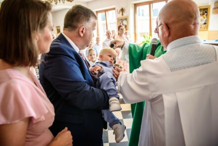 Pamiątkowe zdjęcie rodzinne po chrzcie świętym – fotograf Warszawa.