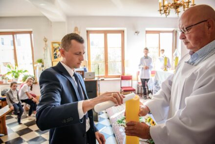 Pamiątkowe zdjęcie rodzinne po chrzcie świętym – fotograf Warszawa.