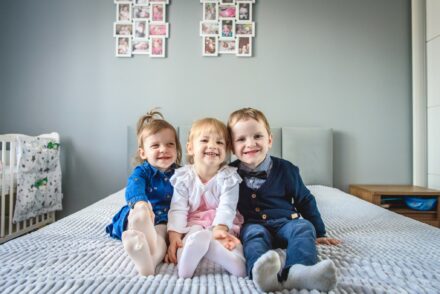 Fotograf na chrzest Siedlce – moment polewania głowy dziecka wodą święconą.