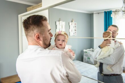 Fotograf na chrzest Siedlce – moment polewania głowy dziecka wodą święconą.