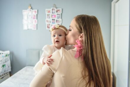 Fotograf na chrzest Siedlce – moment polewania głowy dziecka wodą święconą.