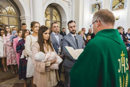 Fotograf na chrzest Siedlce – moment polewania głowy dziecka wodą święconą.