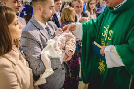 Fotograf na chrzest Siedlce – moment polewania głowy dziecka wodą święconą.