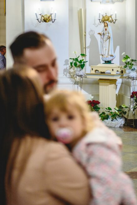 Fotograf na chrzest Siedlce – moment polewania głowy dziecka wodą święconą.