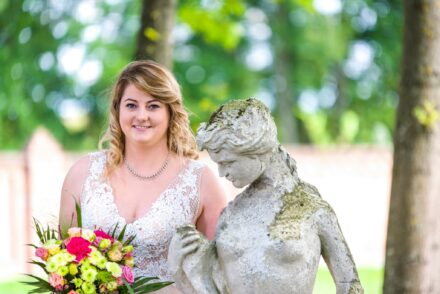 Romantyczna sesja plenerowa w lesie pod Siedlcami, naturalna fotografia ślubna, Para Młoda wśród drzew