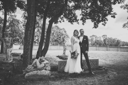 Romantyczna sesja plenerowa w lesie pod Siedlcami, naturalna fotografia ślubna, Para Młoda wśród drzew