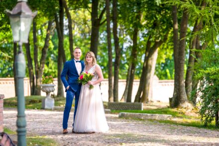 Romantyczna sesja plenerowa w lesie pod Siedlcami, naturalna fotografia ślubna, Para Młoda wśród drzew