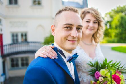 Romantyczna sesja plenerowa w lesie pod Siedlcami, naturalna fotografia ślubna, Para Młoda wśród drzew