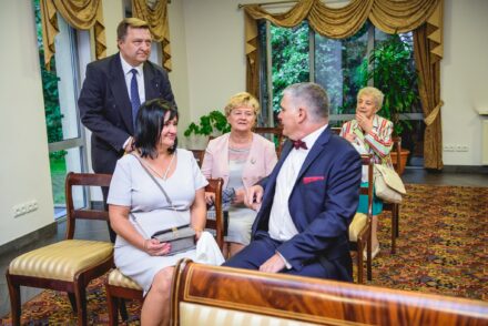 Uroczysty ślub cywilny w Warszawie – przysięga małżeńska i radość bliskich