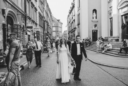 Radosny spacer pary młodej, miejski plener ślubny w warszawie