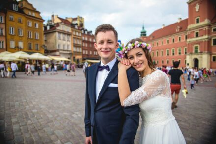 Radosny spacer pary młodej, miejski plener ślubny w warszawie