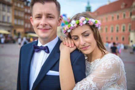 Radosny spacer pary młodej, miejski plener ślubny w warszawie