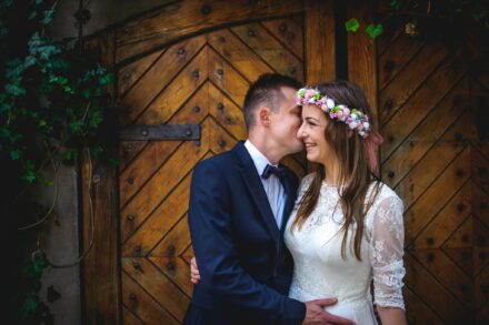 Plener ślubny o zachodzie słońca w Warszawie, ciepłe światło i emocje, profesjonalna fotografia ślubna.