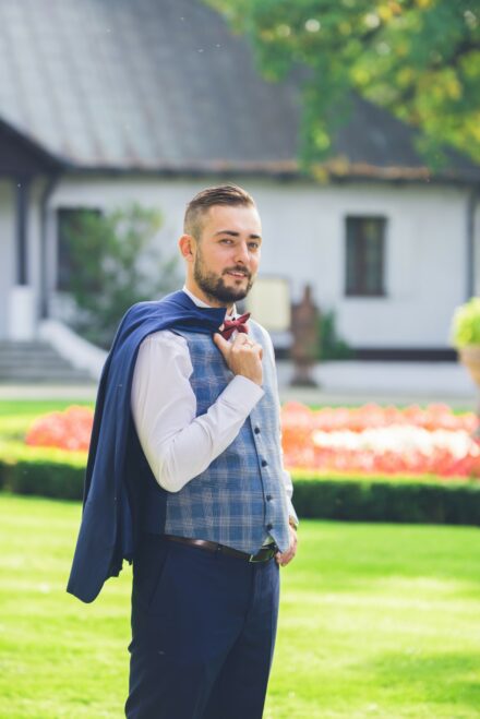 Romantyczna sesja plenerowa w lesie pod Siedlcami, naturalna fotografia ślubna, Para Młoda wśród drzew
