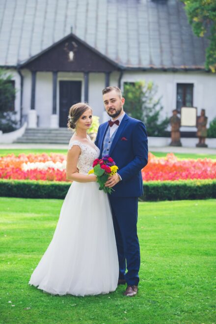 Romantyczna sesja plenerowa w lesie pod Siedlcami, naturalna fotografia ślubna, Para Młoda wśród drzew