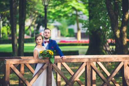 Romantyczna sesja plenerowa w lesie pod Siedlcami, naturalna fotografia ślubna, Para Młoda wśród drzew