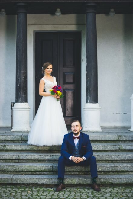Romantyczna sesja plenerowa w lesie pod Siedlcami, naturalna fotografia ślubna, Para Młoda wśród drzew