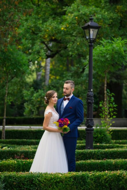 Romantyczna sesja plenerowa w lesie pod Siedlcami, naturalna fotografia ślubna, Para Młoda wśród drzew