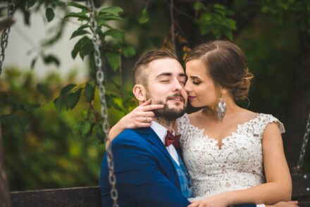 Romantyczna sesja plenerowa w lesie pod Siedlcami, naturalna fotografia ślubna, Para Młoda wśród drzew