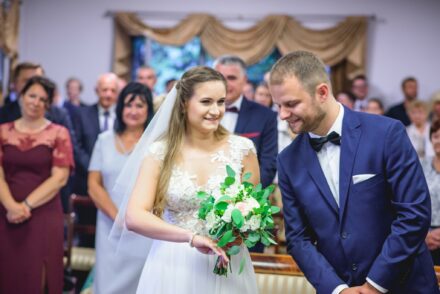 przysięga małżeńska i radość bliskich-nowoczesna fotografia ślubna Warszawa