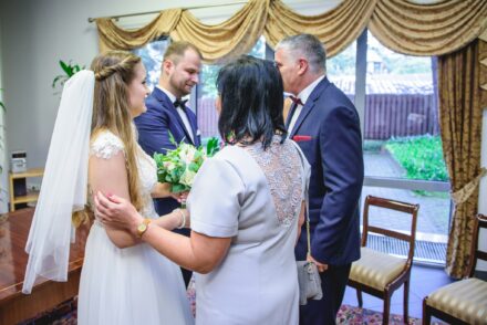 przysięga małżeńska i radość bliskich-nowoczesna fotografia ślubna Warszawa