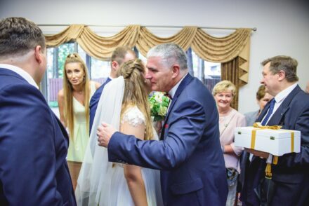 przysięga małżeńska i radość bliskich-nowoczesna fotografia ślubna Warszawa