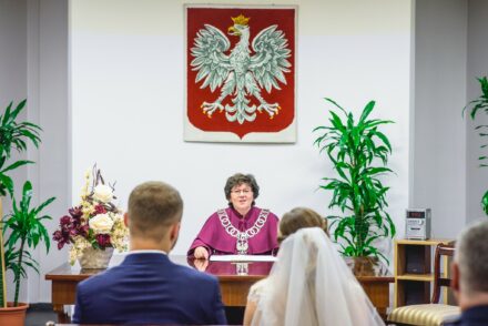 przysięga małżeńska i radość bliskich-nowoczesna fotografia ślubna Warszawa