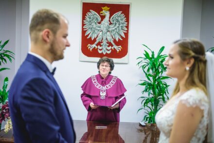 przysięga małżeńska i radość bliskich-nowoczesna fotografia ślubna Warszawa
