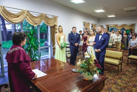 przysięga małżeńska i radość bliskich-nowoczesna fotografia ślubna Warszawa