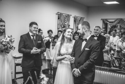 przysięga małżeńska i radość bliskich-nowoczesna fotografia ślubna Warszawa