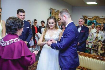 przysięga małżeńska i radość bliskich-nowoczesna fotografia ślubna Warszawa