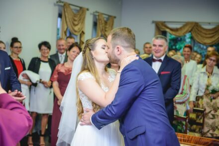 przysięga małżeńska i radość bliskich-nowoczesna fotografia ślubna Warszawa