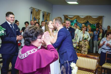 przysięga małżeńska i radość bliskich-nowoczesna fotografia ślubna Warszawa