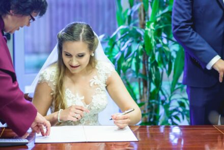 przysięga małżeńska i radość bliskich-nowoczesna fotografia ślubna Warszawa